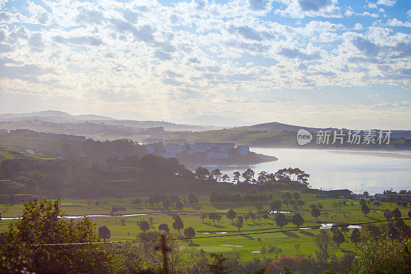 Mogro estuary。高尔夫球场Abra del Pas, Mogro, Cantabria